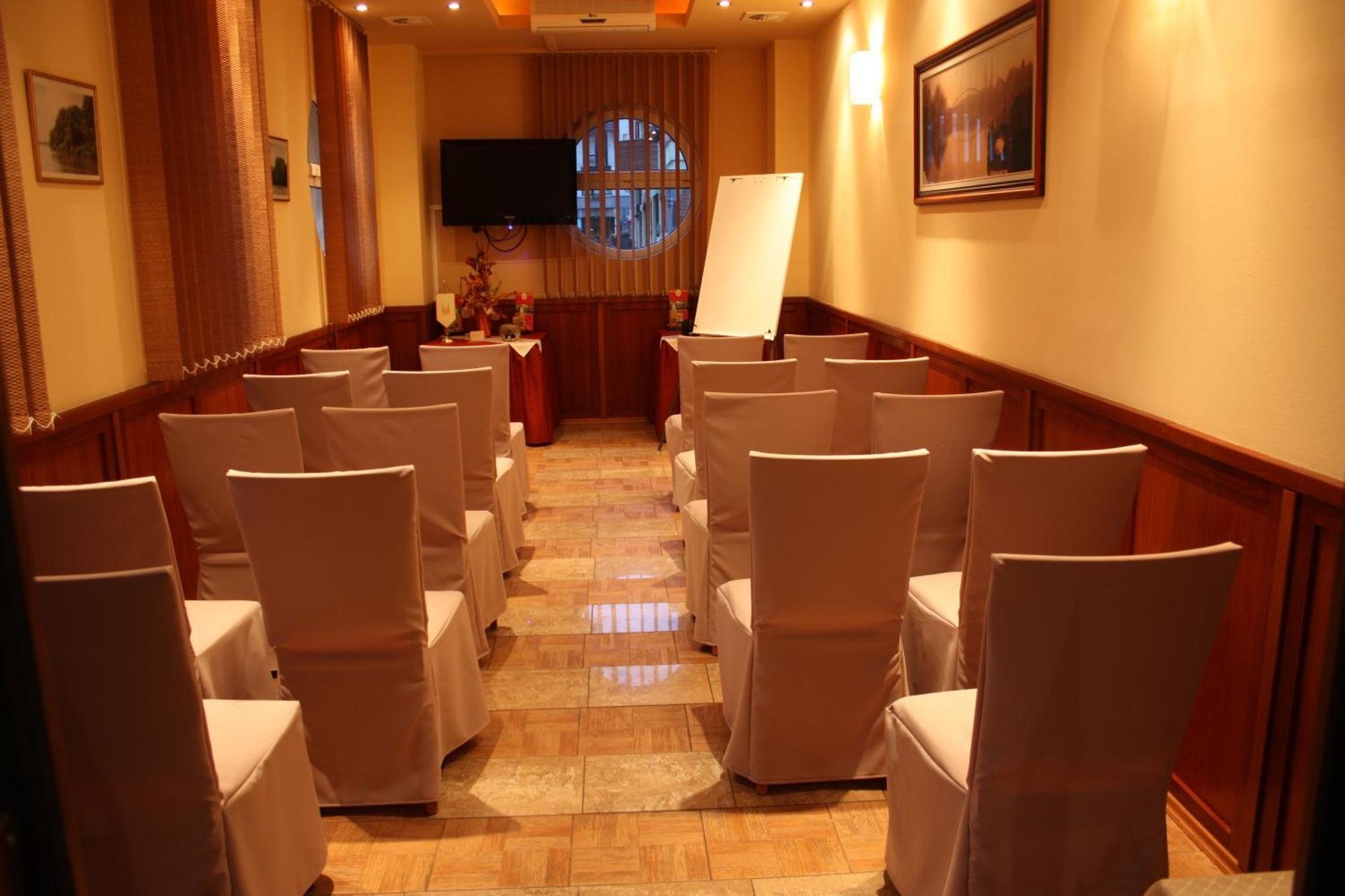 Dóm Hotel Szeged Buitenkant foto
