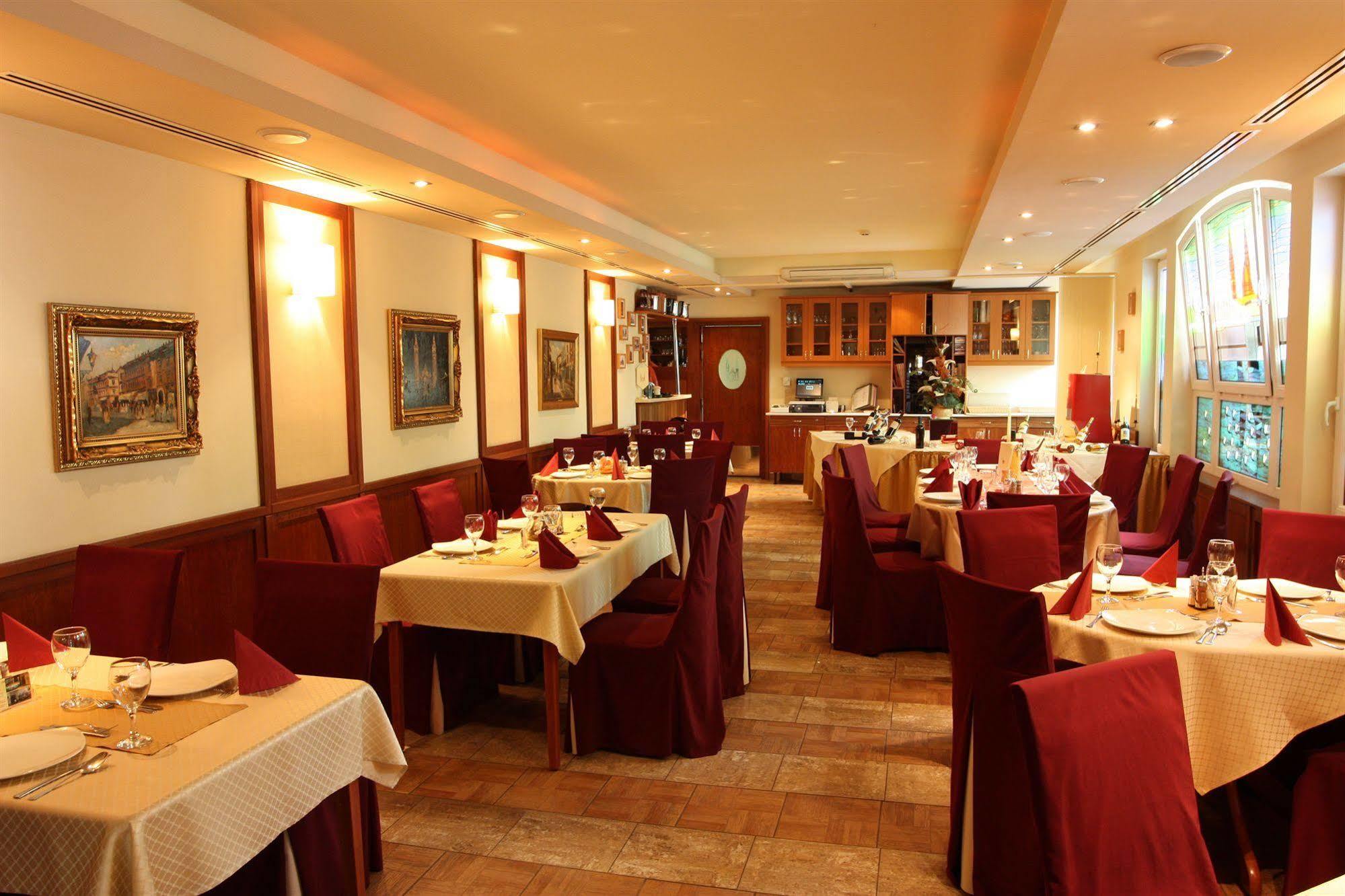 Dóm Hotel Szeged Buitenkant foto
