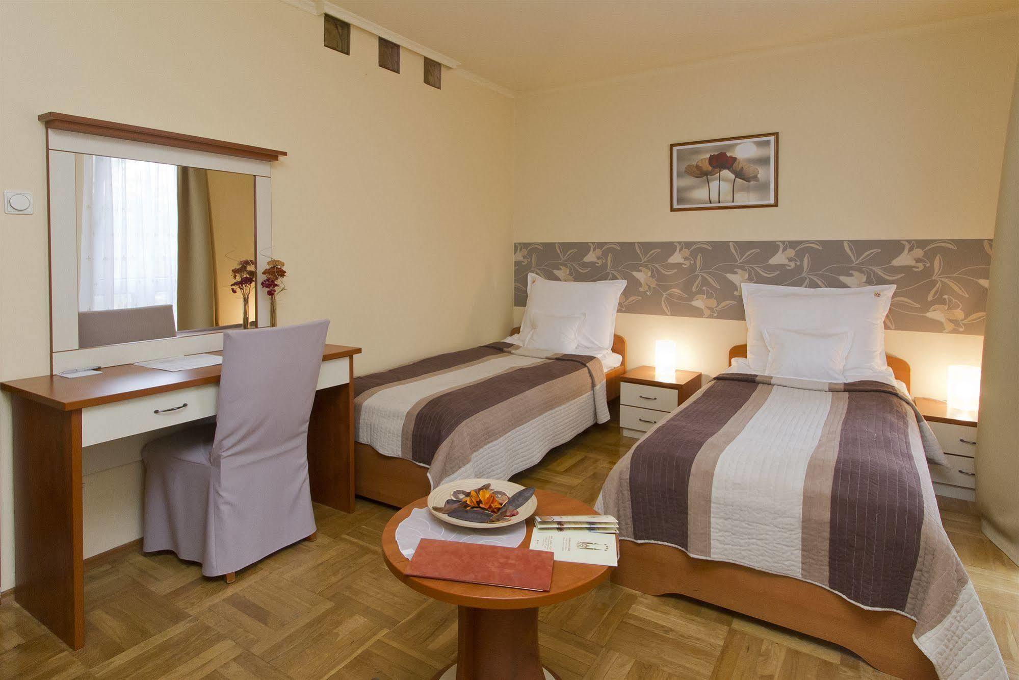 Dóm Hotel Szeged Buitenkant foto