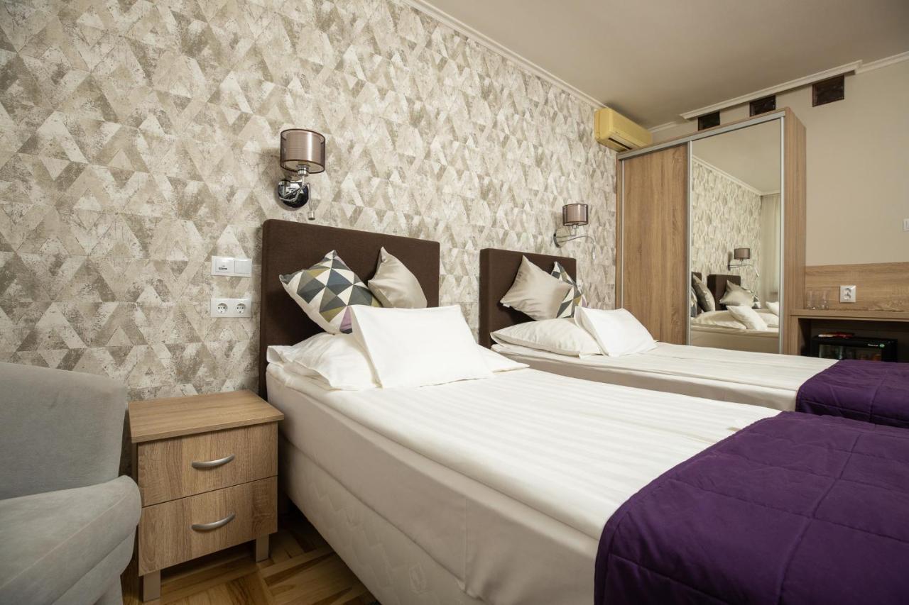 Dóm Hotel Szeged Buitenkant foto