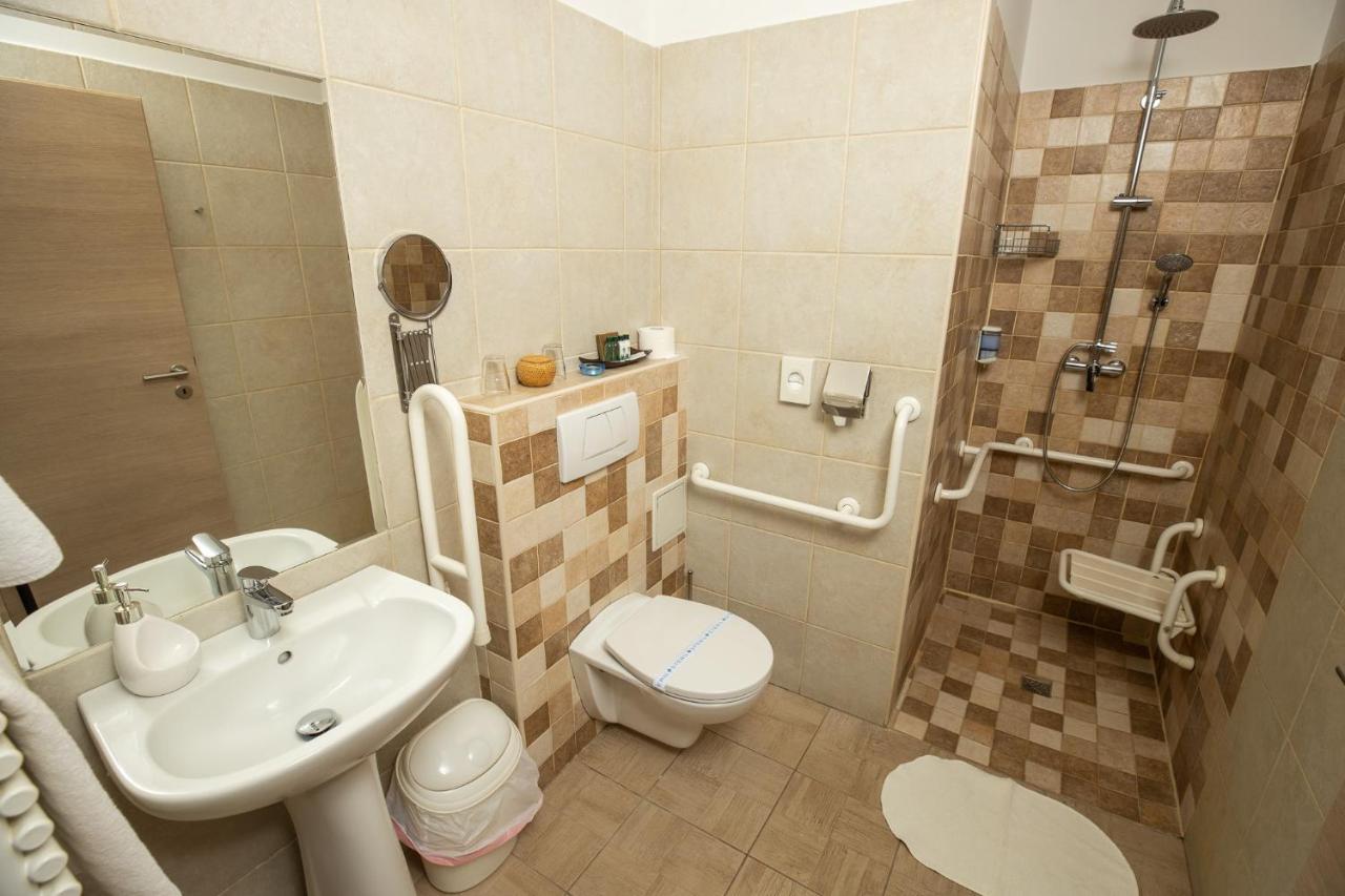 Dóm Hotel Szeged Buitenkant foto