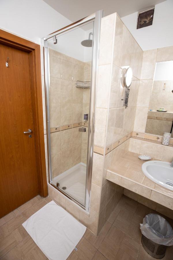 Dóm Hotel Szeged Buitenkant foto